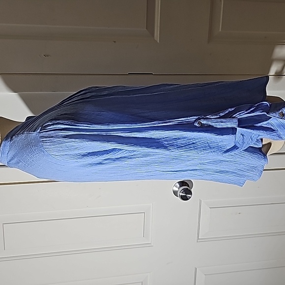 Zac & Rachel blouse size large periwinkle blue. Tab sleeves. - Picture 5 of 9